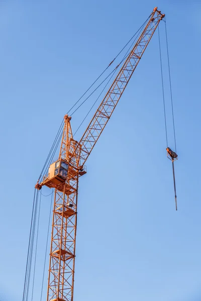 Construction crane. Red construction crane against a clear sky. — Stock Photo, Image