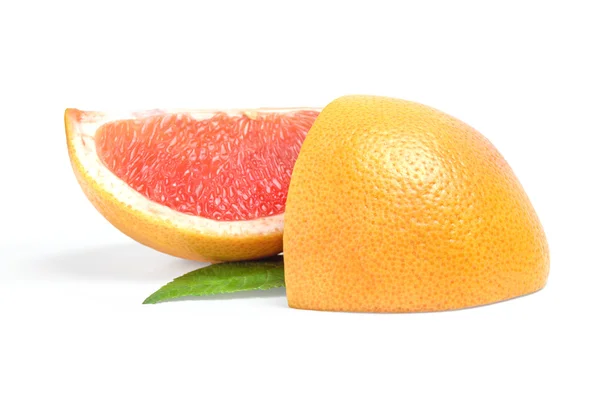 Twee sneetjes grapefruit op witte achtergrond — Stockfoto