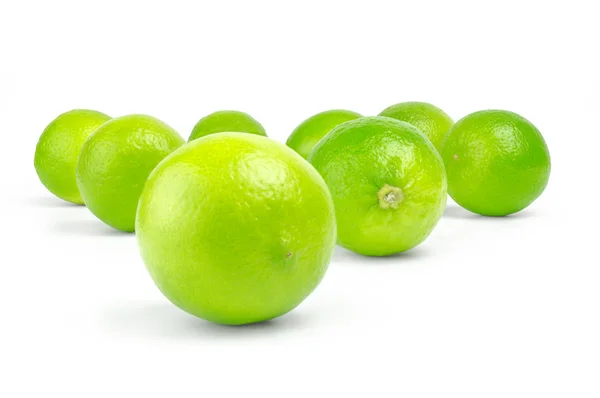 Diffusione di lime fresche di agrumi verdi su fondo bianco — Foto Stock