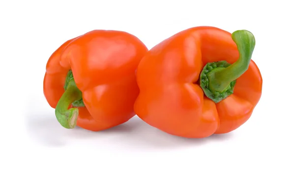 Dvě červené papriky izolované na bílém — Stock fotografie