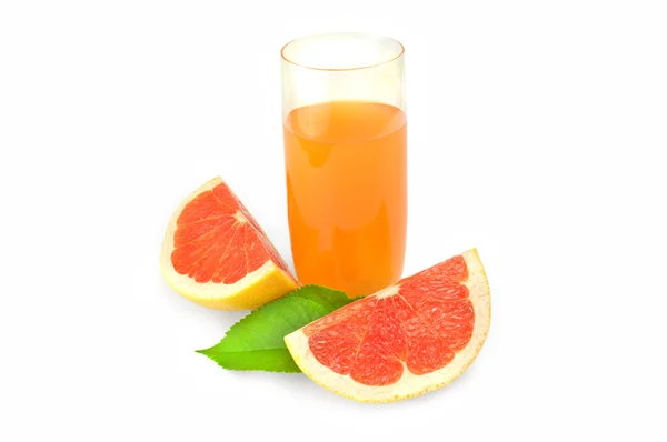 Volles Glas Grapefruitsaft und zwei Keile isoliert auf weißem Hintergrund — Stockfoto