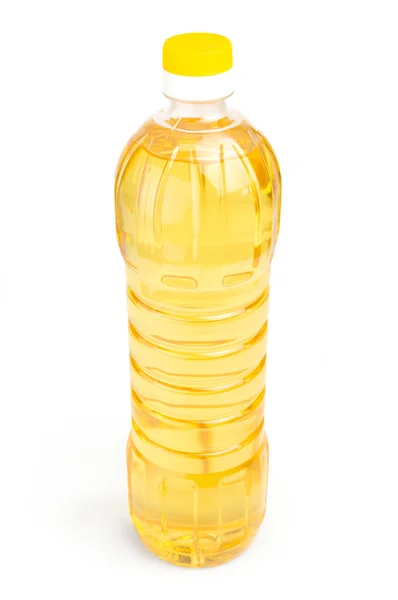 Подсолнечное или растительное масло в пластиковой бутылке изолированы — стоковое фото