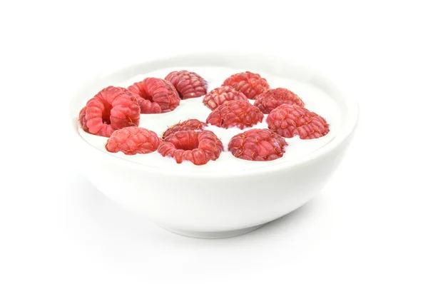 흰색 바탕에 그릇에 우유에 잘 익은 딸기 — 스톡 사진