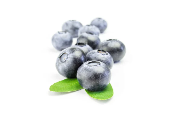 하얀 배경에 나뭇잎이 달린 싱싱 한 블루베리 — 스톡 사진