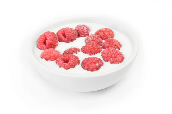 흰색 그릇에 우유에 잘 익은 딸기 — 스톡 사진