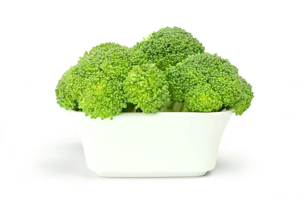 Broccoli freschi in ciotola di terracotta bianca sullo sfondo — Foto Stock