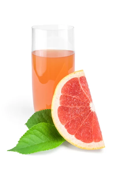 Стакан грейпфрутового сока с клином, изолированным на белом — стоковое фото