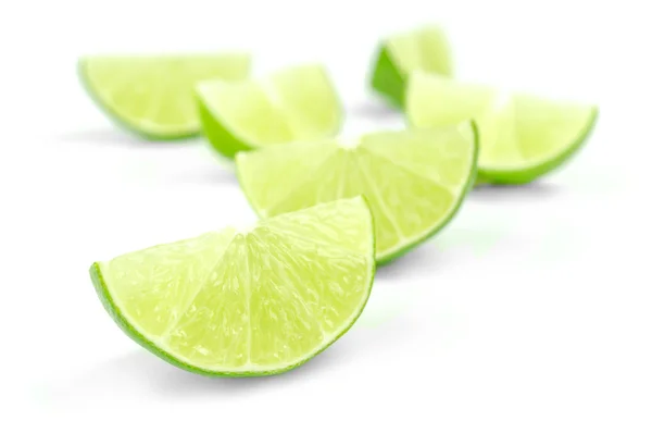 Diffusion de quartiers de lime frais isolés sur un fond blanc — Photo