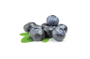 Böğürtlenli beyaz bir arka plan üzerinde demet