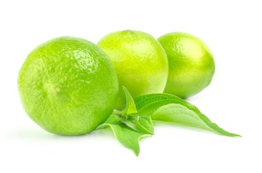 Beyaz Isolated yapraklarda ile üç tüm narenciye limes