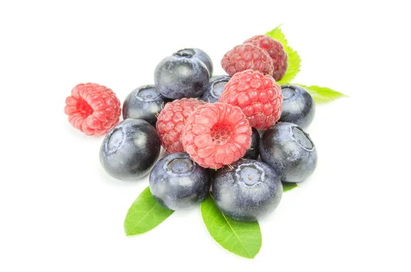Raspberry dengan blueberry terisolasi pada potongan latar belakang putih — Stok Foto