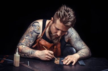 Tamirci yeni deri ürünler yapıyor.