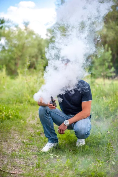 Dışarıda elektronik sigara içen şık, vahşi bir adam. Adam sigara içiyor.. — Stok fotoğraf