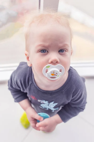 Χαριτωμένο μωρό με ξανθά μαλλιά — Φωτογραφία Αρχείου
