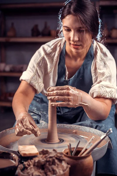 Stylový profesionální hrnčíř demonstruje proces výroby keramických pokrmů pomocí staré technologie. Koncept pro ženy na volné noze, obchod, hobby. — Stock fotografie
