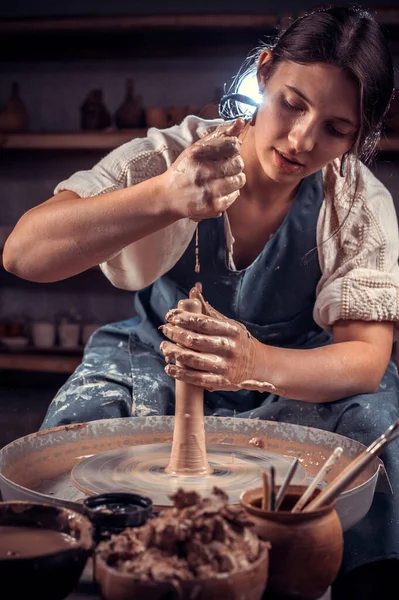 Hermoso artesano haciendo olla de cerámica en la rueda de cerámica. Fabricación artesanal. — Foto de Stock