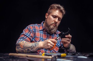 Deri Currier deriden bir çalışma metni işliyor