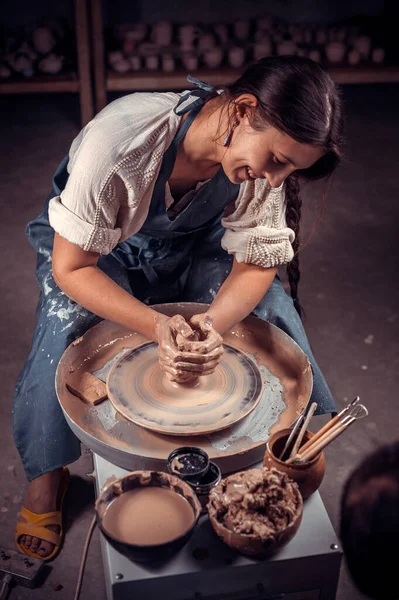 Encantador maestro ceramista al volante creando una nueva obra maestra. Concepto para mujer en freelance, negocios, hobby. — Foto de Stock