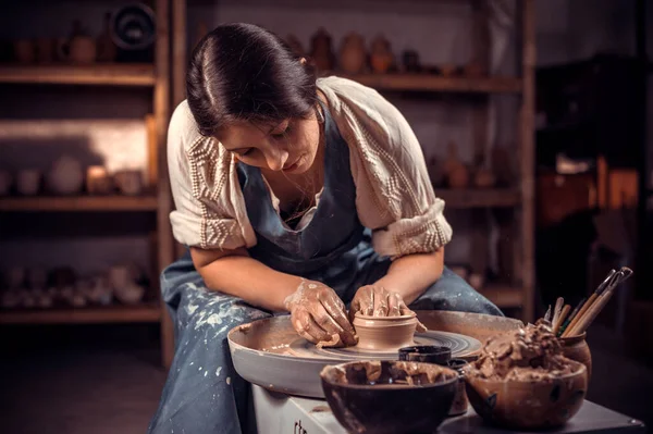 Κομψό νεαρή κοπέλα αποδεικνύει τη διαδικασία της παραγωγής κεραμικών πιάτων χρησιμοποιώντας την παλιά τεχνολογία. Εργόχειρο. — Φωτογραφία Αρχείου