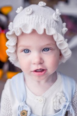 Güzel kız kameraya bakıyor.