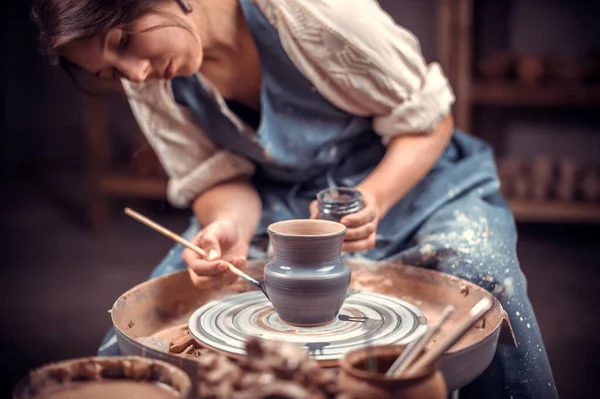 Cerâmica elegante que molda um vaso de barro em uma roda de oleiros. Feito à mão. — Fotografia de Stock