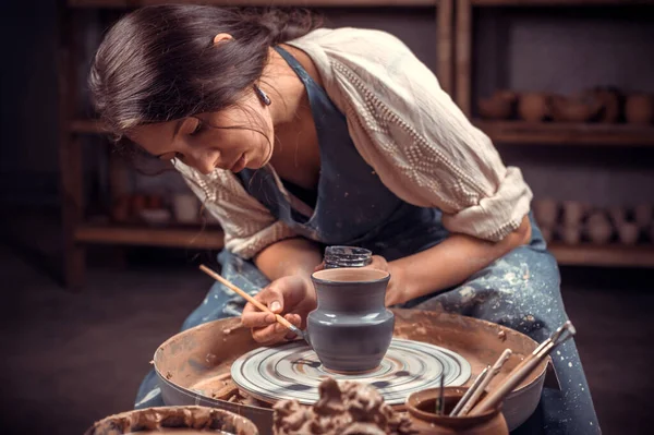 迷人的女主人在陶瓷作坊用陶器工作.手工劳动. — 图库照片