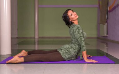 Yogi bir stüdyoda yoga yapıyor.