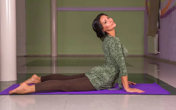 Yogi macht Yoga im Studio — Stockfoto