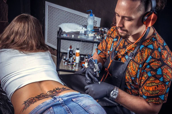 Master tatuering skapa tatuering i tatuering salong — Stockfoto