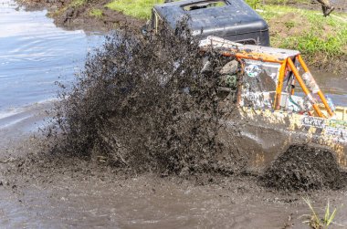 SALOVKA, RUSSIA - 5 Mayıs 2017: Yıllık Trofi Rubezh 2017 yarışmasında SUV 'lerde pasiflik üzerine yıllık yarış
