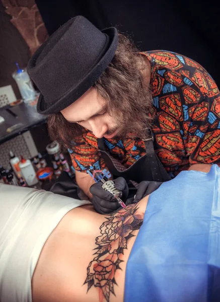 Tetováló mester tetoválást csinál a szalonban. — Stock Fotó