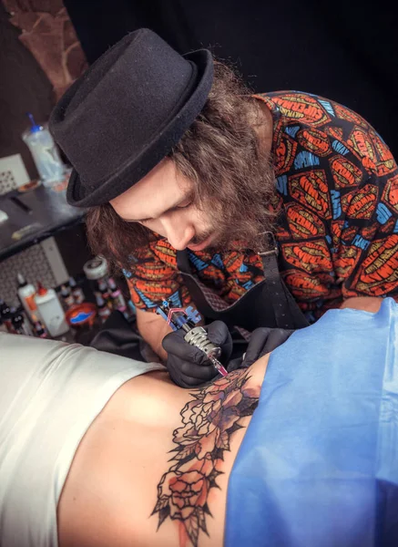 Master tattooist making a tattoo in the salon — Stock Photo, Image