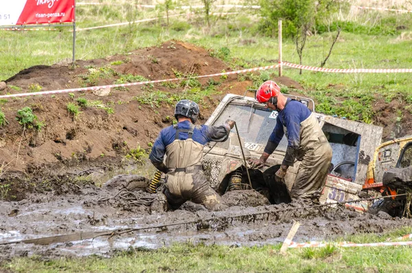 SALOVKA, RÚSSIA - MAIO 5, 2017: Campeonato off-road em carros off-road nas corridas de carros anuais "Troféu rubezh 2017". — Fotografia de Stock