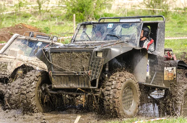 SALOVKA, RUSKO - 5. května 2017: Offroad 4 X 4 auto projíždějící bahnem a vodou na každoročním závodě automobilů 4 X 4 — Stock fotografie