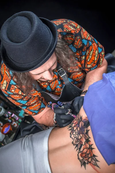 Tattooer working tattooing in tattoo studio — Stock Photo, Image