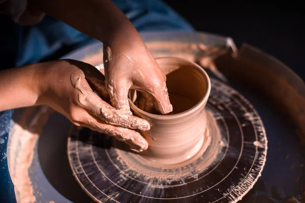 Menina de cerâmica esculpe de barro. Produtos feitos à mão. Close-up. — Fotografia de Stock