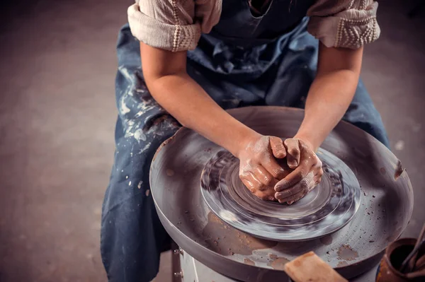 Mistrz ceramiki robi ceramiczny garnek na kole ceramicznym. Zbliżenie. — Zdjęcie stockowe