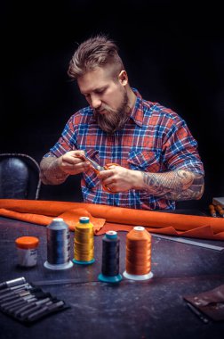 Bir atölyedeki işine odaklanan bir zanaatkar.