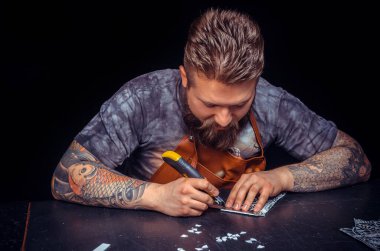 Deri kesici, çalıştığı yerde deri işçiliği yaratıyor.