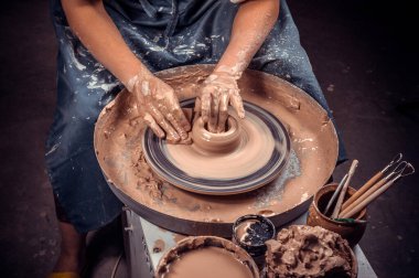 Bir kavanoz ya da vazo yaratmak. Efendi Crock. Kil testi yapıyorum. Atölyedeki heykeltraş yakın çekimden bir sürahi yapıyor. Çömlekçi çarkı. Çömlek kavramı.