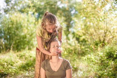 Tecrübeli masöz yere kapsamlı bir masaj yapar..
