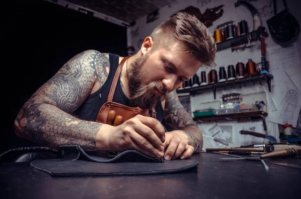 Deri kesici, tabakhanede yeni bir deri ürün yaratıyor.