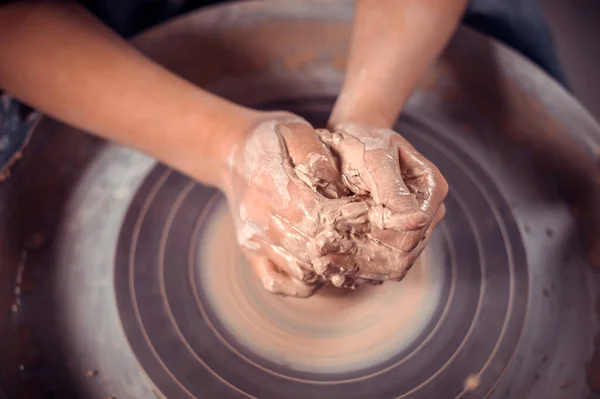 Il processo di fabbricazione di una brocca di argilla su una ruota vasai. Primo piano. — Foto Stock