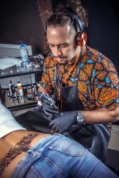 Professional tattooer posing in tattoo studio — Stock Photo, Image