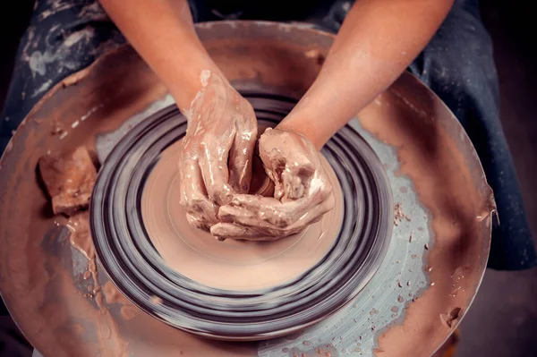 Menina ceramista esculpe de barro. Embarcação popular. Close-up. — Fotografia de Stock