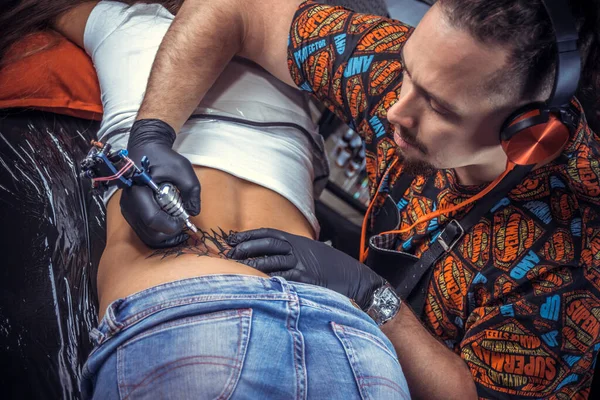 Professionell tatuerare arbetar i verkstad studio — Stockfoto