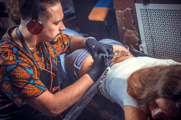 Dövmeci ustası dövme stüdyosunda dövme sanatı yapıyor. — Stok fotoğraf