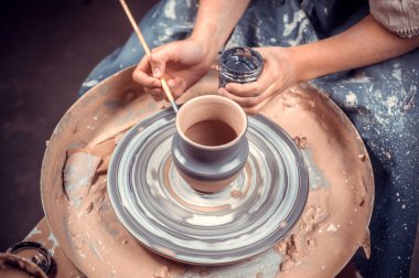 Esnaf kadın çömlekçi çarkında kil ile çalışıyor. Seramik sanat konsepti. Yakın plan..