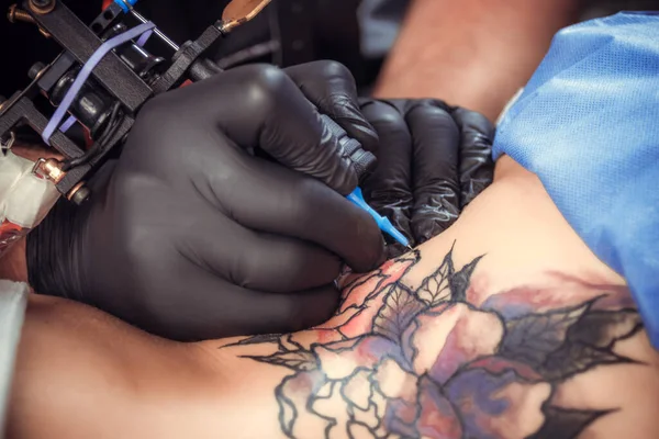 Mestre de pele fazendo tatuagem no estúdio de tatuagem — Fotografia de Stock