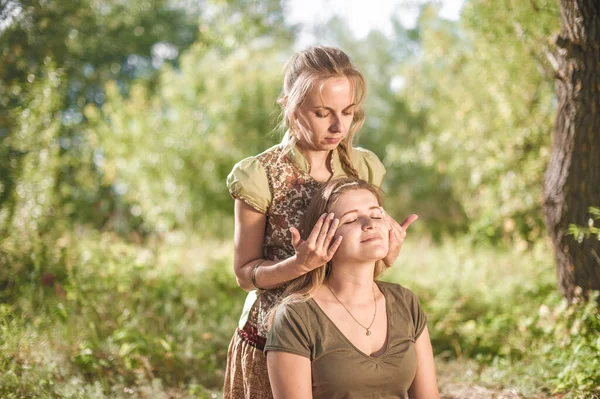 Masaj uzmanı perşembe günü bir kıza masaj yapıyor..